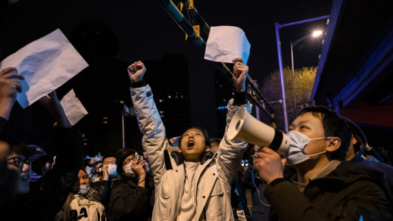 Manifestantes gritan consignas durante una protesta contra las estrictas medidas de COVID de China en Beijing el 28 de noviembre de 2022. (Kevin Frayer/Getty Images)
