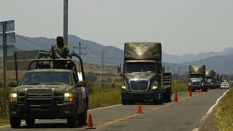 Convoyes del ejército mexicano patrullan la carretera Guadalajara-Barra de Navidad, durante la operación Jalisco en Autlán, estado de Jalisco, el 07 de mayo de 2015. (Hector Guerrero/AFP vía Getty Images)
