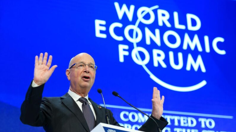 El fundador y presidente ejecutivo del Foro Económico Mundial, Klaus Schwab, gesticula durante una sesión del Foro Económico Mundial, en Davos, Suiza, el 19 de enero de 2017. (Fabrice Coffrini/AFP vía Getty Images)
