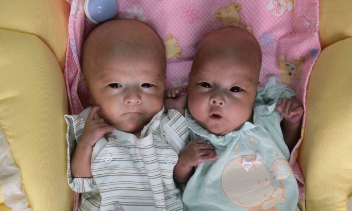 Una foto de archivo de mellizos acostados en una cama, en el centro de cuidado de bebés recién nacidos del Hospital Infantil de Nanjing, en Nanjing, provincia de Jiangsu, China. (Fotos de China/Getty Images)
