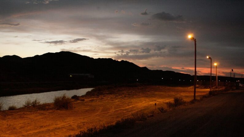 Unas luces brillantes iluminan la orilla norte del Río Grande, la frontera oficial entre Estados Unidos y México, en El Paso, Texas, el 30 de junio de 2007. (Chip Somodevilla/Getty Images)
