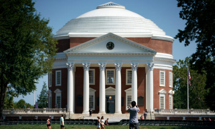 Los estudiantes regresan a la Universidad de Virginia para el semestre de otoño en Charlottesville, Virginia, el 19 de agosto de 2017. (Win McNamee/Getty Images)