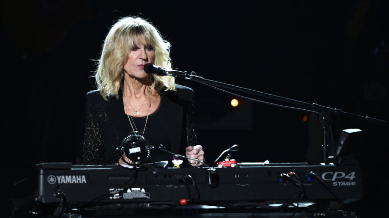 La homenajeada Christine McVie del grupo musical Fleetwood Mac actúa en el escenario durante el homenaje a la Persona del Año de MusiCares, Fleetwood Mac, en el Radio City Music Hall el 26 de enero de 2018 en la ciudad de Nueva York.  (Steven Ferdman/Getty Images)