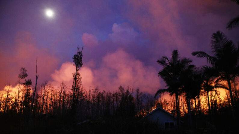 Los gases volcánicos se elevan desde una fisura del Kilauea en Leilani Estates, en la Isla Grande de Hawái, el 26 de mayo de 2018 en Pahoa, Hawái. (Mario Tama/Getty Images)