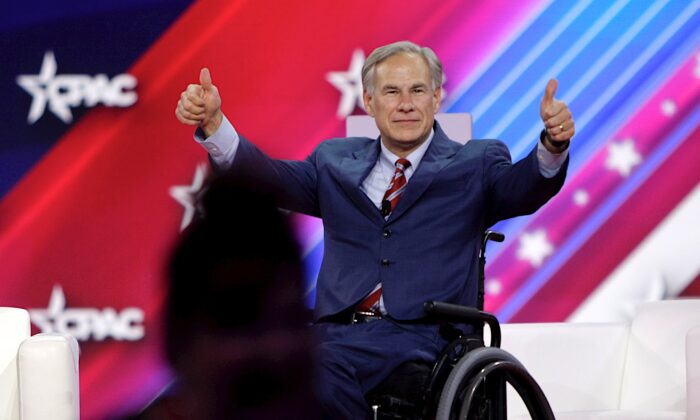 DALLAS, TX—El gobernador de Texas, Greg Abbott, habla en la Conferencia de Acción Política Conservadora en Dallas en el Hilton Anatole, el 5 de agosto de 2022. (Bobby Sanchez para The Epoch Times)