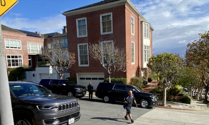 Dos SUV negros con el equipo de seguridad de la presidenta de la Cámara de Representantes, Nancy Pelosi, esperan afuera de su casa en San Francisco el 2 de noviembre de 2022. (Darlene Sanchez para The Epoch Times)