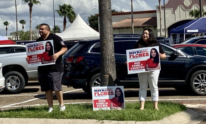 Los partidarios de la republicana Mayra Flores sostienen carteles afuera de un lugar de votación, en Weslaco, Texas. (Darlene McCormick Sánchez/The Epoch Times)
