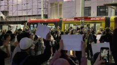 «¡PCCh renuncia!»: Indignados por cierres de COVID en China, estudiantes chinos australianos protestan