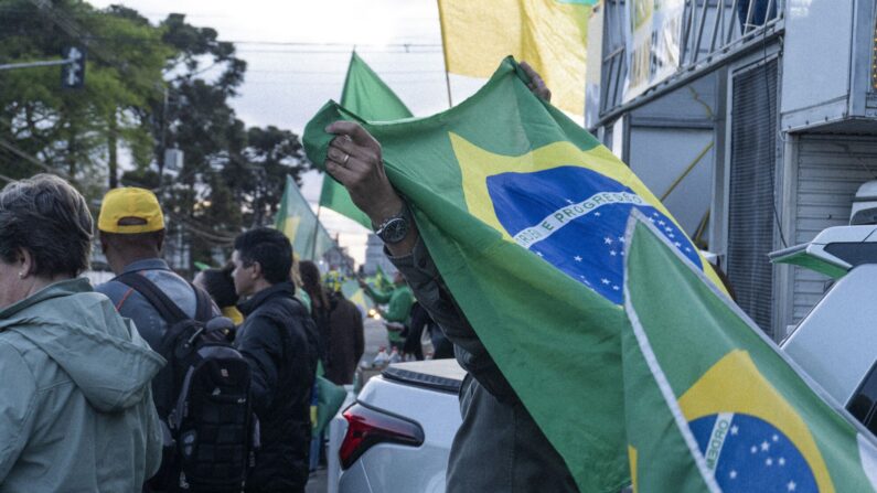 Un manifestante brasileño sostiene una bandera. Miles salen a las calles de Brasil, la economía más grande de América Latina, luego que las históricas elecciones presidenciales generaran controversia, en Curitiba, Brasil, el 4 de noviembre de 2022. (Frederico Vidovix/The Epoch Times Brasil)