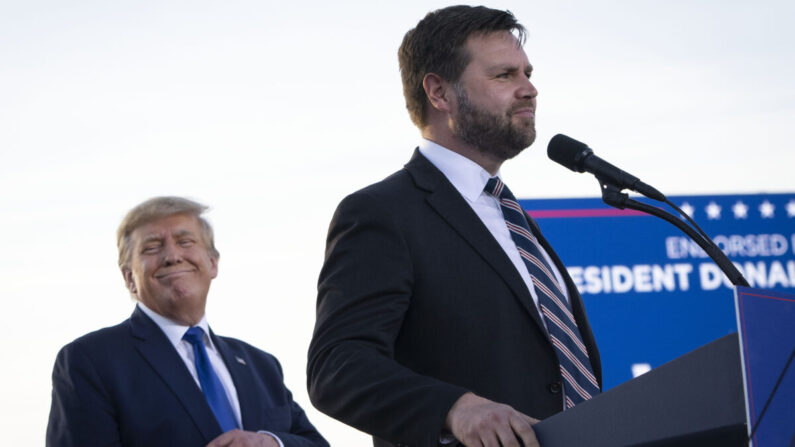 El expresidente Donald Trump (I) escucha mientras J.D. Vance, candidato republicano al Senado de Estados Unidos en Ohio, habla durante un mitin organizado por el expresidente en el recinto ferial del condado de Delaware, en Ohio, el 23 de abril de 2022. (Drew Angerer/Getty Images)
