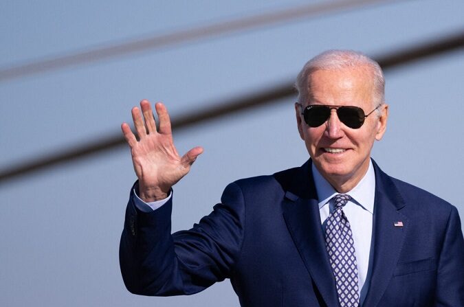 El presidente Joe Biden se dirige a abordar el Air Force One en la Base Conjunta Andrews en Maryland el 3 de noviembre de 2022. (Saul Loeb/AFP vía Getty Images)
