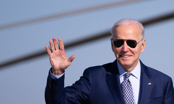 El presidente Joe Biden camina para abordar el Air Force One en la Base Conjunta Andrews en Maryland, el 3 de noviembre de 2022. (Saul Loeb/AFP a través de Getty Images)