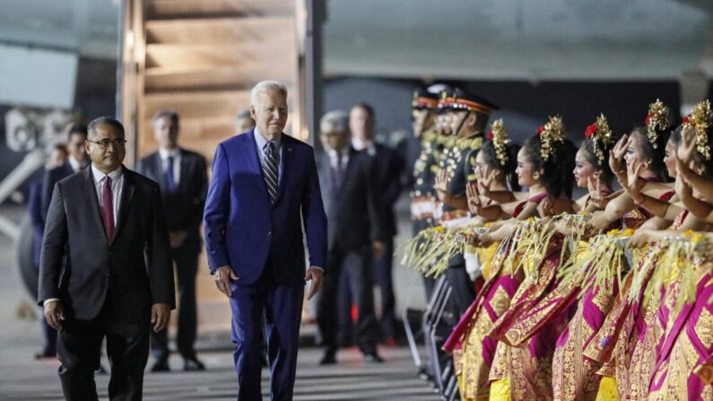 El presidente de Estados Unidos, Joe Biden, pasa junto a bailarines balineses a su llegada a la Cumbre del G-20 en el aeropuerto internacional Ngurah Rai de Bali, Indonesia, el 13 de noviembre de 2022. (Made Nagi/Pool vía Reuters)
