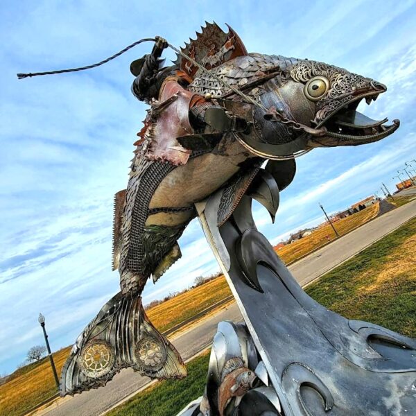 Una fantástica escultura de un pez y un jinete, de John López. (Cortesía de John López)