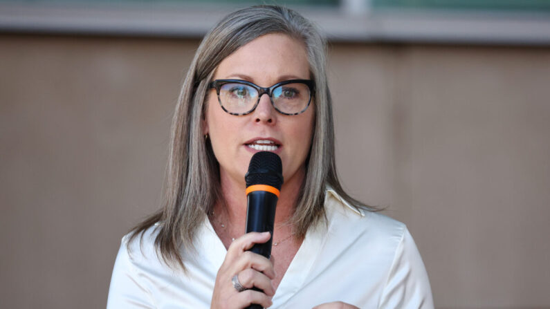 La secretaria de Estado de Arizona y candidata demócrata a la gobernación, Katie Hobbs, habla en una conferencia de prensa en la que pide el derecho al aborto frente al Tribunal Evo A. DeConcini en Tucson, Arizona, el 7 de octubre de 2022. (Mario Tama/Getty Images)
