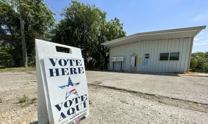 Un lugar de votación anticipada para las elecciones primarias de segunda vuelta, en Brackettville, Texas, el 18 de mayo de 2022. (Charlotte Cuthbertson/The Epoch Times)
