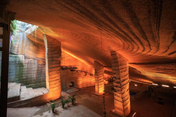 Pilares cincelados dentro del extenso complejo de cuevas de 30,000 metros cuadrados. (Zhangzhugang/CC BY-SA 4.0)
