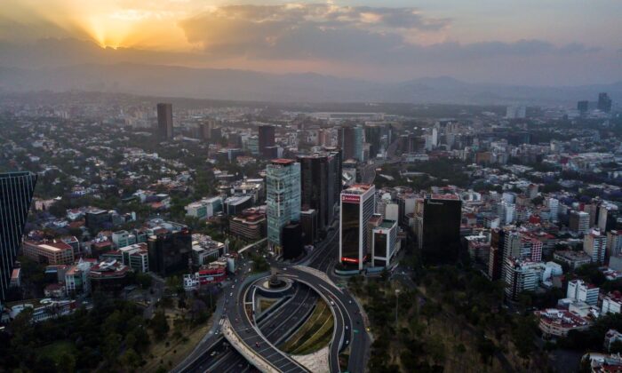 Vista aérea, desde un dron, de la avenida Anillo Periférico el 31 de marzo de 2020 en la Ciudad de México, México. (Héctor Vivas/Getty Images)