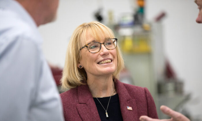 La senadora Maggie Hassan (D-N.H.) recorre Podmore Manufacturing Inc. el 11 de octubre de 2022, en Pittsfield, New Hampshire. Hassan estaba haciendo campaña para la reelección contra el candidato republicano al Senado, Don Bolduc. (Scott Eisen/Getty Images)
