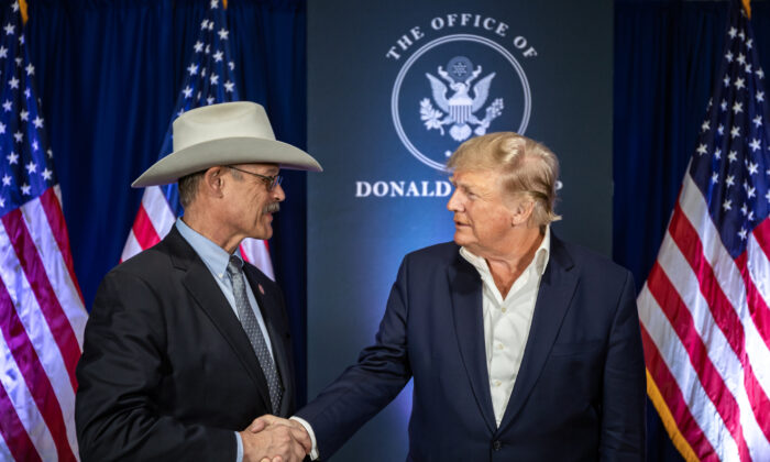 El representante del estado de Arizona, Mark Finchem, y el presidente Donald Trump en una foto de archivo. (Cortesía de la campaña de Mark Finchem)
