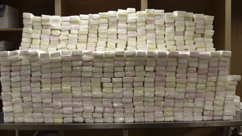 Paquetes que contienen casi 1533 libras de cocaína incautados por oficiales de Aduanas y Protección Fronteriza de los Estados Unidos en un tractocamión en el puente Colombia-Solidaridad en Laredo, Texas, el 26 de agosto de 2022. (Aduanas y Protección Fronteriza de los Estados Unidos)
