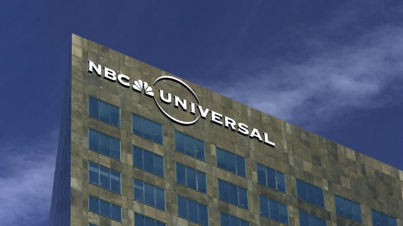El logotipo de NBC Universal se ve en su edificio sede en Los Ángeles, California, en una fotografía de archivo. (David McNew/Getty Images)
