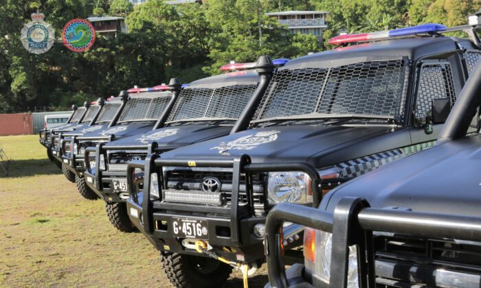 Vehículos policiales blindados obsequiados a la Fuerza de Policía Real de las Islas Salomón, por la Fuerza de Defensa de Australia, durante una ceremonia de entrega en Honiara, Islas Salomón, el 2 de noviembre de 2022. (Cortesía de la Policía Federal Australiana)
