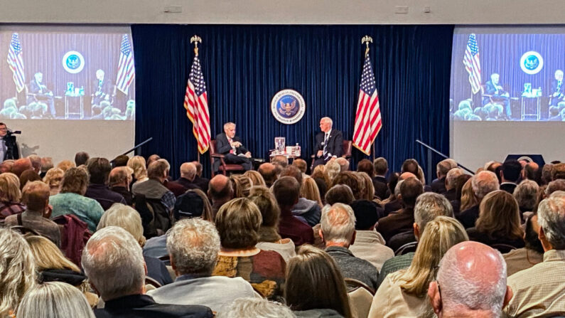 El ex vicepresidente Mike Pence promociona su nuevo libro en la Biblioteca Presidencial Ronald Reagan en Simi Valley, California, el 17 de noviembre de 2022.(Jill McLaughlin/The Epoch Times)
