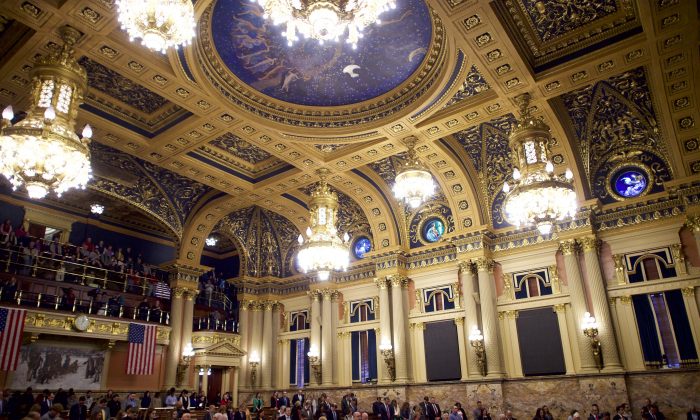 Los asistentes y electores rezan antes de votar en la cámara de la Cámara de Representantes del edificio del Capitolio de Pensilvania el 19 de diciembre de 2016 en Harrisburg, Pensilvania. (Mark Makela/Getty Images)