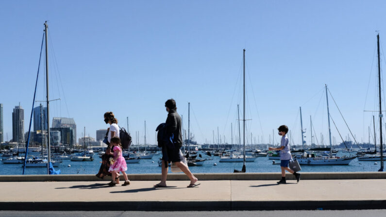 La gente camina por las aceras cerca del Puerto de San Diego, California, el 27 de marzo de 2021. (John Fredricks/The Epoch Times)
