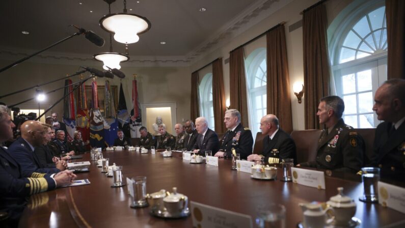 El presidente de Estados Unidos, Joe Biden, se reúne con militares de alto rango, miembros del Estado Mayor Conjunto y comandantes combatientes en la Sala del Gabinete de la Casa Blanca en Washington el 20 de abril de 2022. (Win McNamee/Getty Images)
