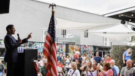 Demings promueve la participación, pero las cifras de Florida parecen favorecer a Rubio