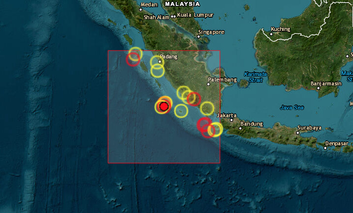 Un terremoto de magnitud 6.9 sacudió este viernes el suroeste de la isla indonesia de Sumatra, una de las más pobladas del país, sin que de momento las autoridades informasen inicialmente de daños o víctimas. (Captura de pantalla/EMSC)
