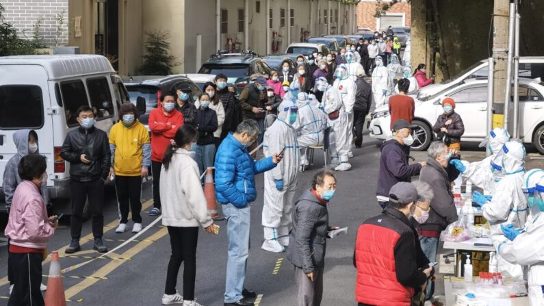 La gente hace cola para someterse a pruebas de ácido nucleico en un bloque de viviendas durante una campaña de pruebas de ácido nucleico COVID-19 en toda la ciudad de Shanghái, China, el 1 de abril de 2022. (Zhang Suoqing/VCG vía Getty Images)
