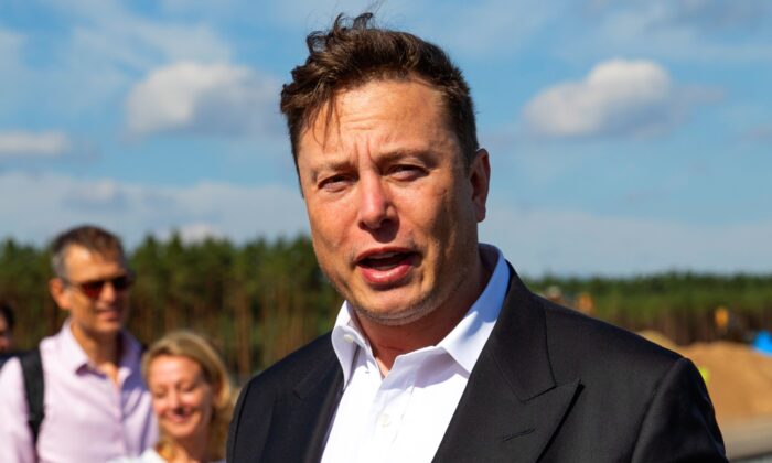 Elon Musk, CEO de Tesla, habla con la prensa mientras da un vistazo a las obras de la nueva Gigafábrica de Tesla, cerca de Berlín, el 3 de septiembre de 2020. (Maja Hitij/Getty Images)
