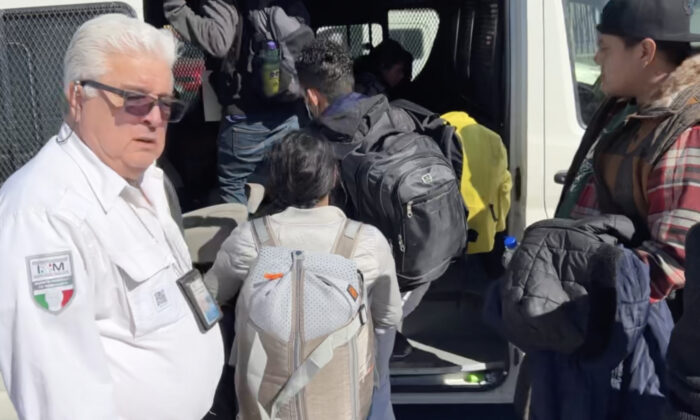 Un oficial de inmigración mexicano espera mientras los inmigrantes con autorización de libertad condicional aprobada por los Estados Unidos suben a su camioneta listos para cruzar a Estados Unidos a través de un puerto de entrada. (Cortesía de Todd Bensman/Centro de Estudios de Inmigración)
