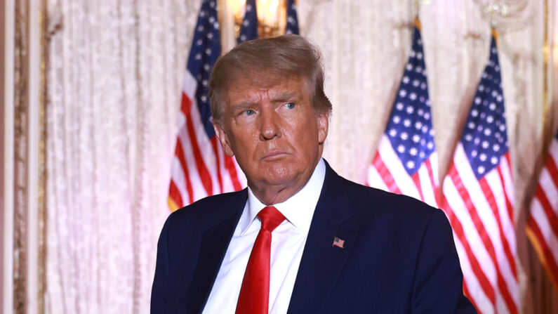 El expresidente Donald Trump abandona el escenario después de hablar durante un evento en su casa de Mar-a-Lago en Palm Beach, Florida, el 15 de noviembre de 2022. (Joe Raedle/Getty Images)