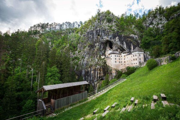 Esta fotografía, tomada el 25 de mayo de 2021, muestra el castillo de Predjama, una construcción renacentista construida dentro de la boca de una cueva cerca de Postojna. (JURE MAKOVEC/AFP vía Getty Images)