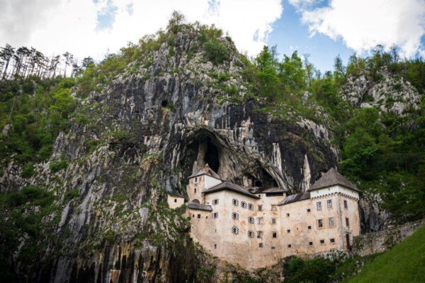 Esta fotografía, tomada el 25 de mayo de 2021, muestra el castillo de Predjama, una construcción renacentista construida dentro de la boca de una cueva cerca de Postojna. (JURE MAKOVEC/AFP vía Getty Images)