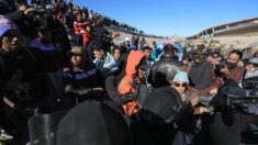 Migrantes y autoridades se enfrentan en la frontera norte de México por desalojo