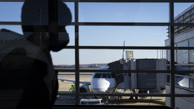 Los viajeros caminan por la Terminal A del Aeropuerto Nacional Ronald Reagan de Washington en Arlington, Virginia, el 23 de noviembre de 2021. (Drew Angerer/Getty Images)