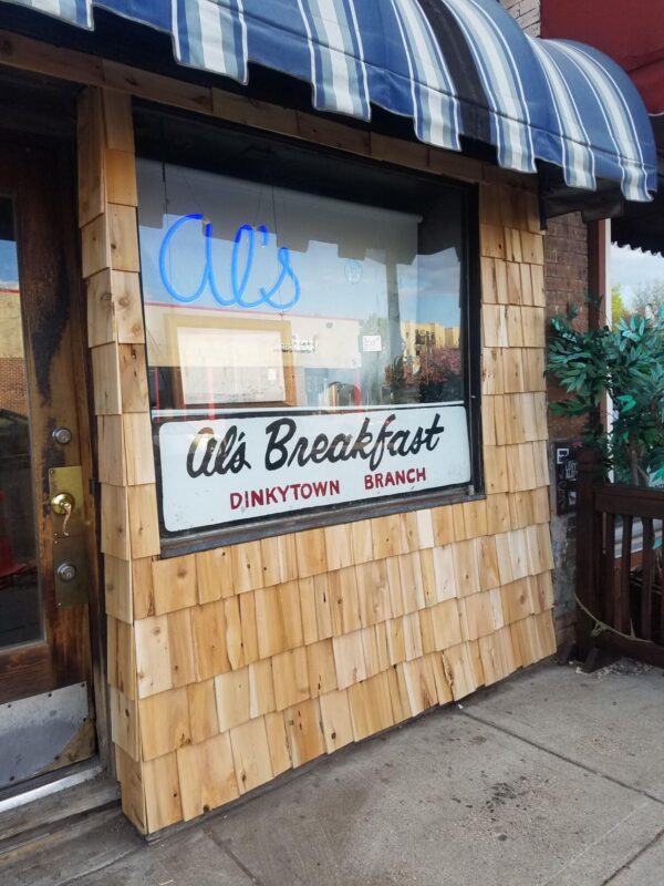 La fachada de Al's Breakfast, del que se dice que es el restaurante más estrecho de Minneapolis, Minn. (Cortesía de Al's Breakfast)