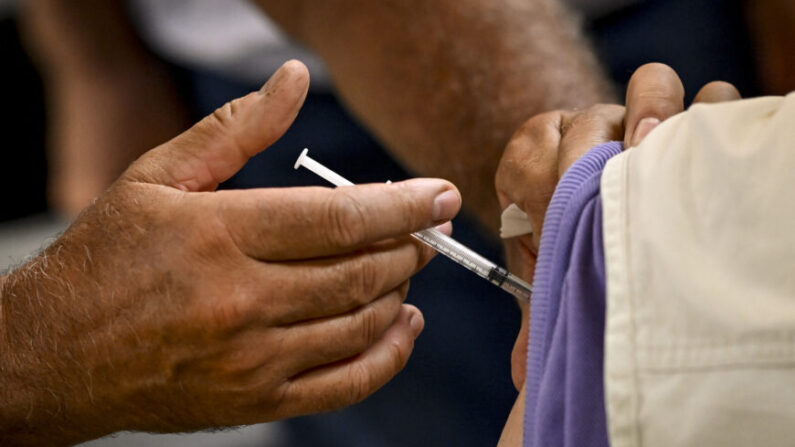 Una persona recibe una vacuna contra el COVID-19 en Amberes, Bélgica, el 12 de septiembre de 2022. (Dirk Waem/Belga Mag/AFP vía Getty Images)
