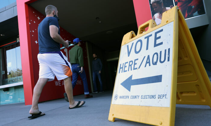 Los votantes llegan a depositar sus votos en el Museo de Arte de Phoenix en Phoenix, Arizona, el 8 de noviembre de 2022. (Kevin Dietsch/Getty Images)