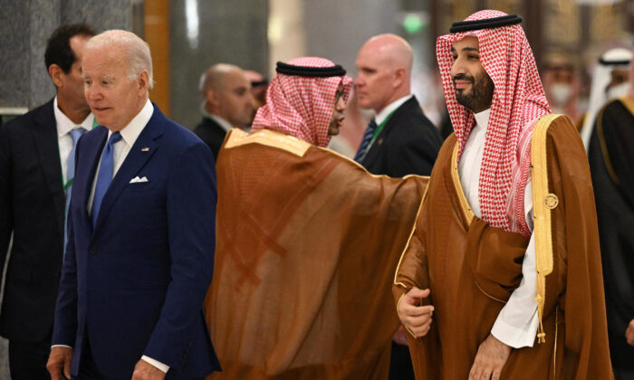 El presidente de EE.UU., Joe Biden (izq.), y el príncipe heredero de Arabia Saudita, Mohammed bin Salman (der.), llegan para la foto grupal durante la Cumbre de Seguridad y Desarrollo de Jeddah (GCC+3), en un hotel en la ciudad costera de Jeddah, en el Mar Rojo de Arabia Saudita, el 16 de julio de 2022. (Mandel Ngan/Pool/AFP/Getty Images)
