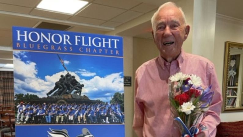 Lee Robertson recibió un ramo de flores rojas, blancas y azules en la "Celebración de bienvenida a casa" de parte de amigos del condado de Barren, donde comenzó su carrera docente en 1950. (Cortesía de Bluegrass Honor Flight)
