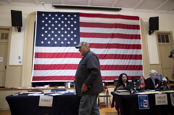 La gente espera en fila para votar el día de las elecciones en un lugar de votación en la Old Stone School en Hillsboro, Virginia, EE. UU., este 8 de noviembre de 2022. EFE/EPA/Michael Reynolds
