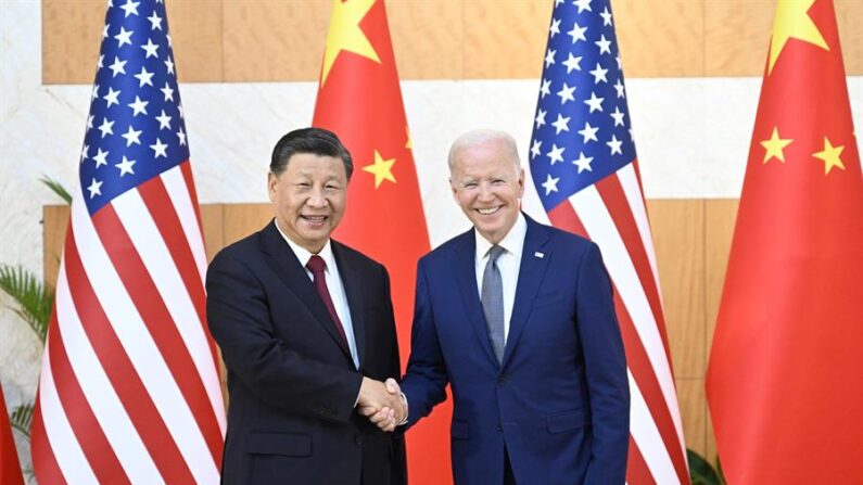 El líder chino, Xi Jinping (izq), saluda a su homólogo estadounidense, Joe Biden, antes de su reunión bilateral un día antes de la Cumbre del G20 en Bali, Indonesia, este 14 de noviembre. EFE/EPA/XINHUA /LI XUEREN
