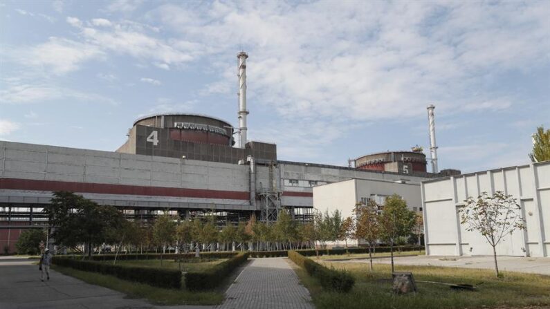 Vista de la planta de energía nuclear de Zaporiyia, en el sureste de Ucrania, el 1 de septiembre de 2022. EFE/EPA/Yuri Kochetkov 