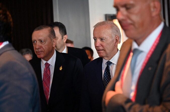El presidente de Estados Unidos, Joe Biden (derecha), camina con el presidente de Turquía, Recep Tayyip Erdogan (izquierda), para su reunión bilateral durante la cumbre del G20 en Nusa Dua en Bali, Indonesia, el 15 de noviembre de 2022. (Sonny Tumbelaka/Pool/AFP vía Getty Images)
